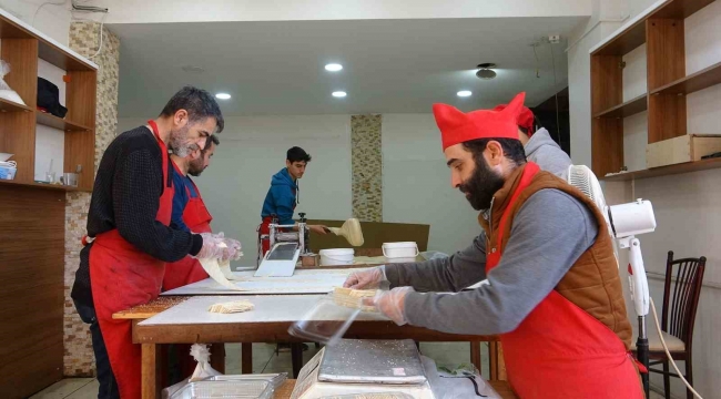 Depremin etkilediği Hatay'da Ramazan'ın vazgeçilmezi "küncülü helva" geleneği sürüyor