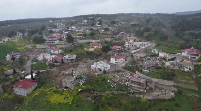 Depremin vurduğu köyde 94 ev çöktü, 17 kişi öldü