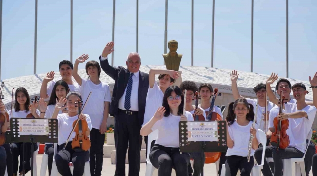 Depremzede öğrenciler, "Bir Başkadır Benim Memleketim" şarkısını seslendirdi