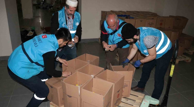 Diyanet Vakfı her gün özenle hazırladığı paketleri depremzedelere ulaştırıyor