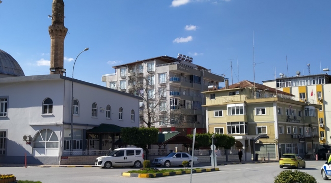 Hasarlı caminin minaresi böyle yıkıldı