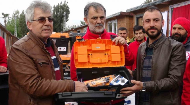 Hatay'da 193 esnafa takım çantası verildi