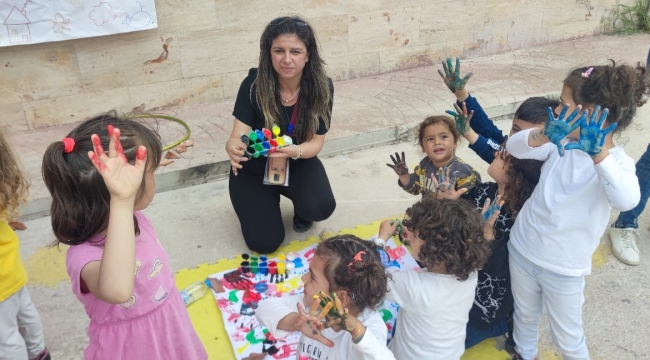 Hataylı öğretmen adayı onlarca kaybını çocuklara sarılarak unutuyor