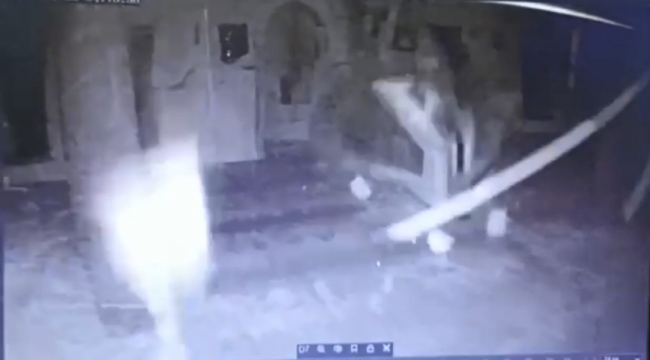 Kahramanmaraş depreminde 600 yıllık tarihi caminin yıkıldığı anlar kamerada