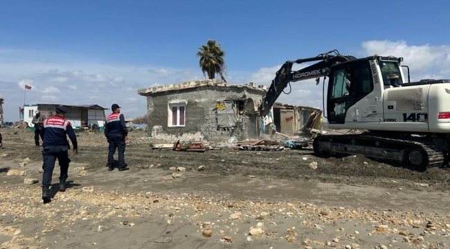 Karataş'ta kıyı şeridine kaçak inşa edilen barakalar yıkıldı