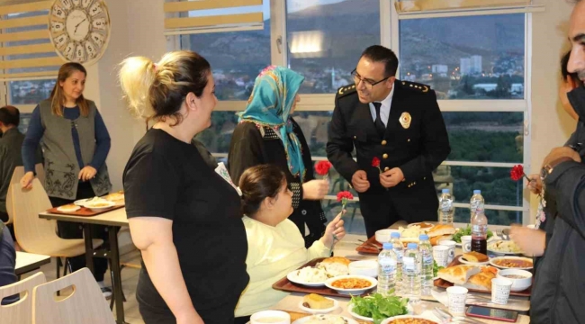 Kozan polisi depremzedeleri yalnız bırakmadı