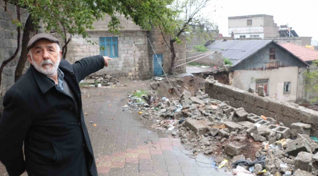 Mahallenin yolundaki çöküntü tedirginlik oluşturdu