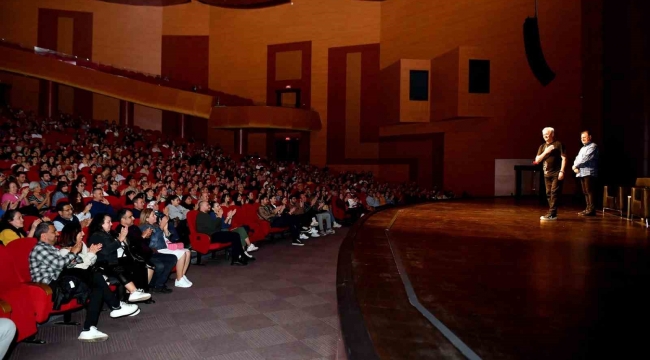 Mersin'de 'Burda Olan Burda Kalır' gösterisi seyirciyle buluştu