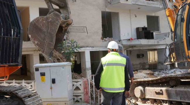 Mersin'deki riskli yapının yıkımına devam ediliyor