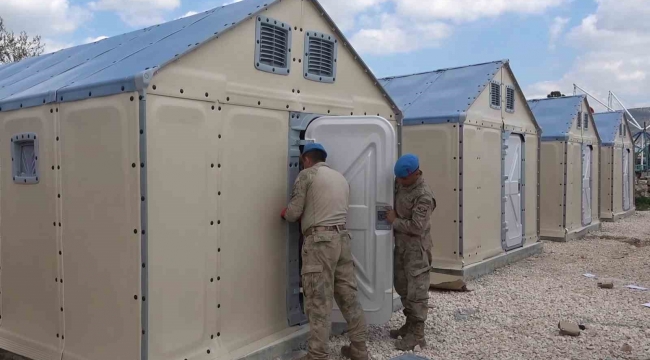 Pazarcık'ta yaşam alanları çoğalıyor: Jandarma ekipleri depremzedeler için çadır kuruyor