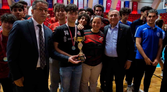 Seyhanlı voleybolcular müzeye 6 kupa daha götürdü