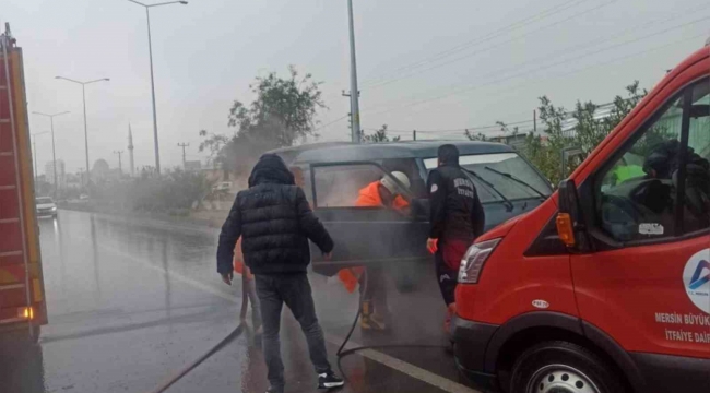 Seyir halindeki kamyonette çıkan yangını itfaiye söndürdü