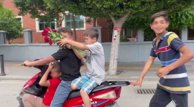 Adana'da 4 çocuğun elektrikli motosiklette tehlikeli yolculuğu: "Çek, her yerde paylaş"