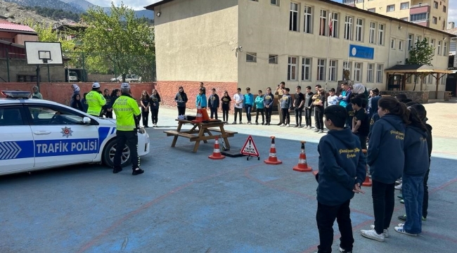 Adana'da ortaokulu öğrencilerine trafik eğitimi verildi