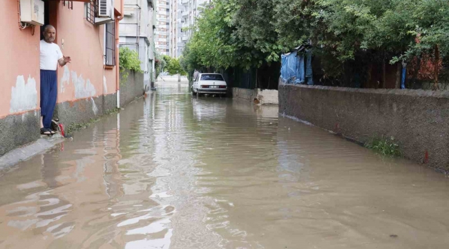 Adana'da sabah saatlerinde etkili olan sağanak her yeri su altında bıraktı