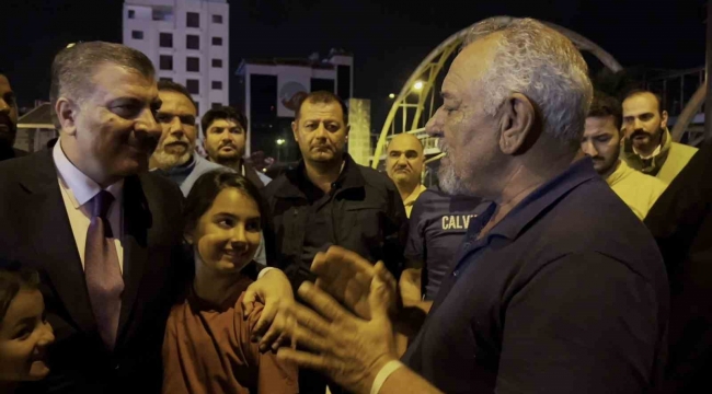 Bakan Koca'yı karşısında gören depremzede: "Bakanım artık uyuyun siz bize lazımsınız"