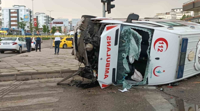 Gaziantep'te ambulans devrildi: 4 yaralı