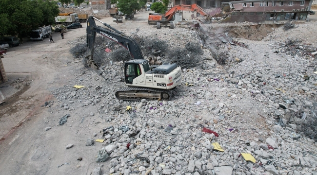 Kahramanmaraş'ta ağır hasarlı yapılar yıkılıyor, enkaz kaldırma sürüyor