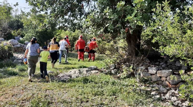 Kayalıklarda yaralanan turist ile mahsur kalan keçi kurtarıldı