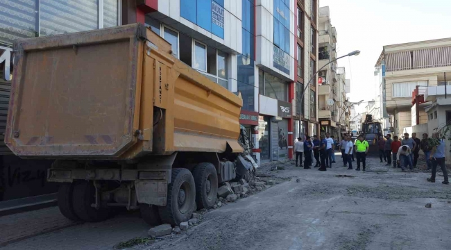 Kontrollü yıkılan minare kamyon ve iş yerlerine zarar verdi