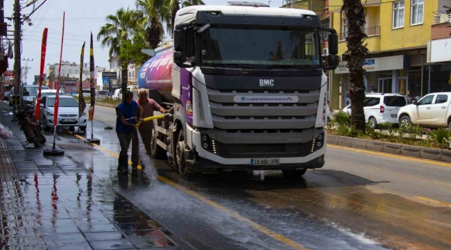 Mersin Büyükşehir Belediyesi ekipleri yağışın ardından sahada