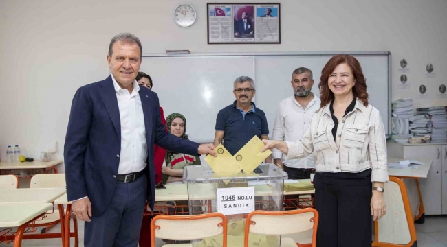 Mersin'de belediye başkanları oylarını kullandı