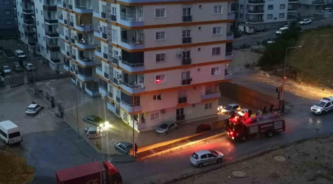 Mersin'de yağmur etkili oldu, onlarca araç sular içinde kaldı