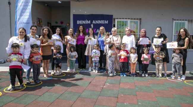 Minikler anneleri için hediye hazırlayıp, şarkılar söyledi