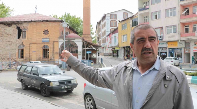 Vatandaşlar, depremde zarar gören caminin yıkılıp yeniden yapılmasını istedi