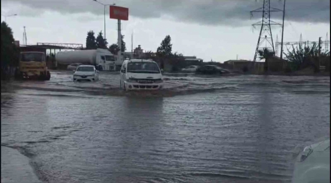 Hatay'ın kuzeyinde yağışlı hava etkisini hissettiriyor, caddeler göle döndü