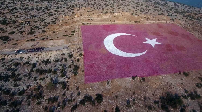 3 kilometre yürüyerek dağ yamacındaki dünyanın en büyük Türk bayrağına ulaştılar