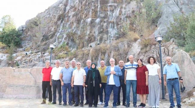 41 yıl önce sıra arkadaşları olan liseliler, Kozan'da bir araya geldi