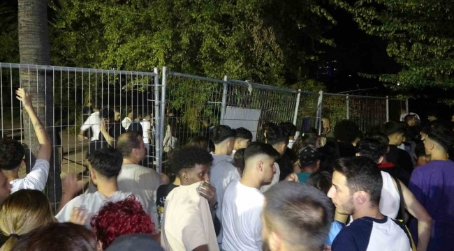 Adana'da Çukurova Rock Festivali'nde gençler bariyerleri bilet gişelerini yıkıp içeri girdi