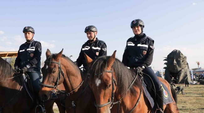 Atlı jandarma timine büyük ilgi