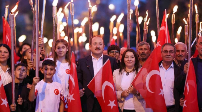 Cumhuriyetin 100. yılında Yörük çadırlarına Türk bayrakları ve meşalelerle yürüyüş yapıldı