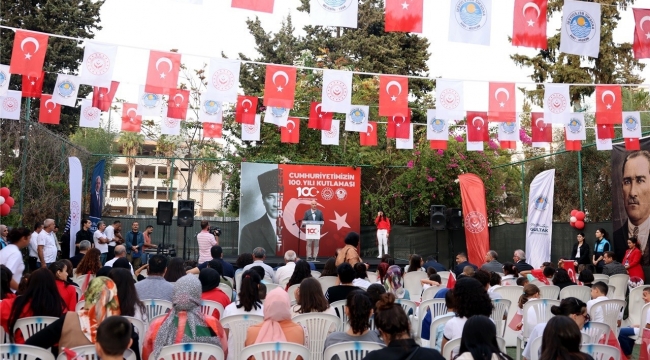 Cumhuriyetin kuruluşunun 100. yılı etkinliklerinde sevgi evlerinde kalan çocuklar renkli gösteriler sergiledi