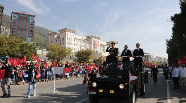 Depremin merkez üssünde Cumhuriyet'in 100. yılı coşkuyla kutlandı