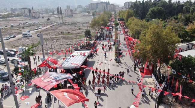 Depremin yerle bir ettiği Hatay'da Cumhuriyet Bayramı coşkuyla kutlandı