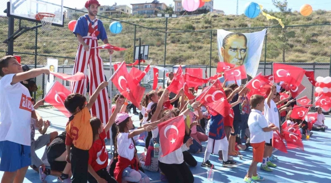 Depremzede Cumhuriyet çocukları, düzenlenen etkinlikte doyasıya eğlendi