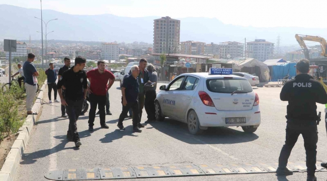 Ehliyet sınavında ilginç kaza: Sürücü adayı yaralandı