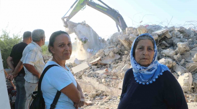 Gelin ve kaynana yuvalarının yıkılışını üzüntü içerisinde izledi