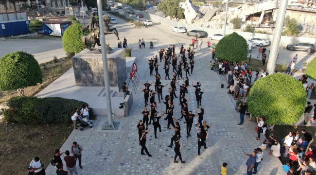 Hatay'da '100 beden tek ruh' sloganıyla zeybek gösterisi