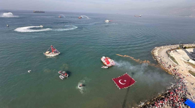Hatay'da Cumhuriyet'in 100. yılında denizde 123 metre Türk bayrağı açıldı