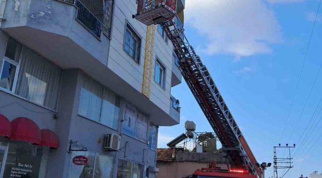 Hatay'da evde mahsur kalan çocuk kurtarıldı