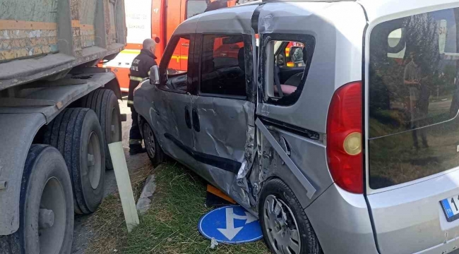 Hatay'da trafik levhasına çarpan sürücü yaralandı