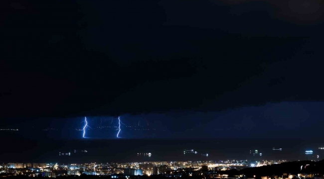 İskenderun Körfezi'ndeki şimşek fırtınası ortaya seyirlik görüntüler çıkardı