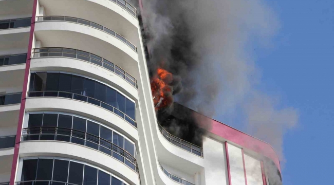 Mersin'de 18. katta çıkan yangın korkuttu