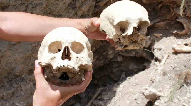 Mersin'de definecilerin tahrip ettiği tarihi yerlerde insan kemikleri çıktı