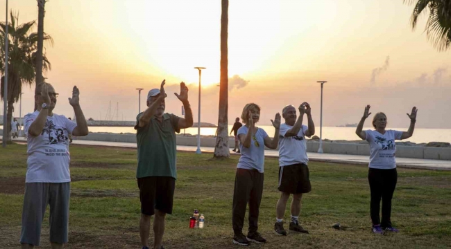 Mersin'de güneşin doğuşu eşliğinde sabah sporu