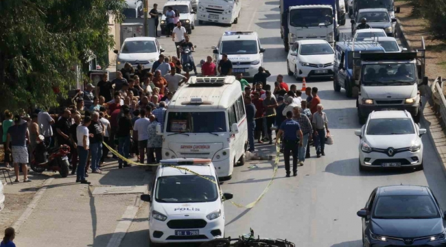 Motosiklet sürücüsü önce yayaya sonra minibüse çarptı: 1 ölü, 1 yaralı